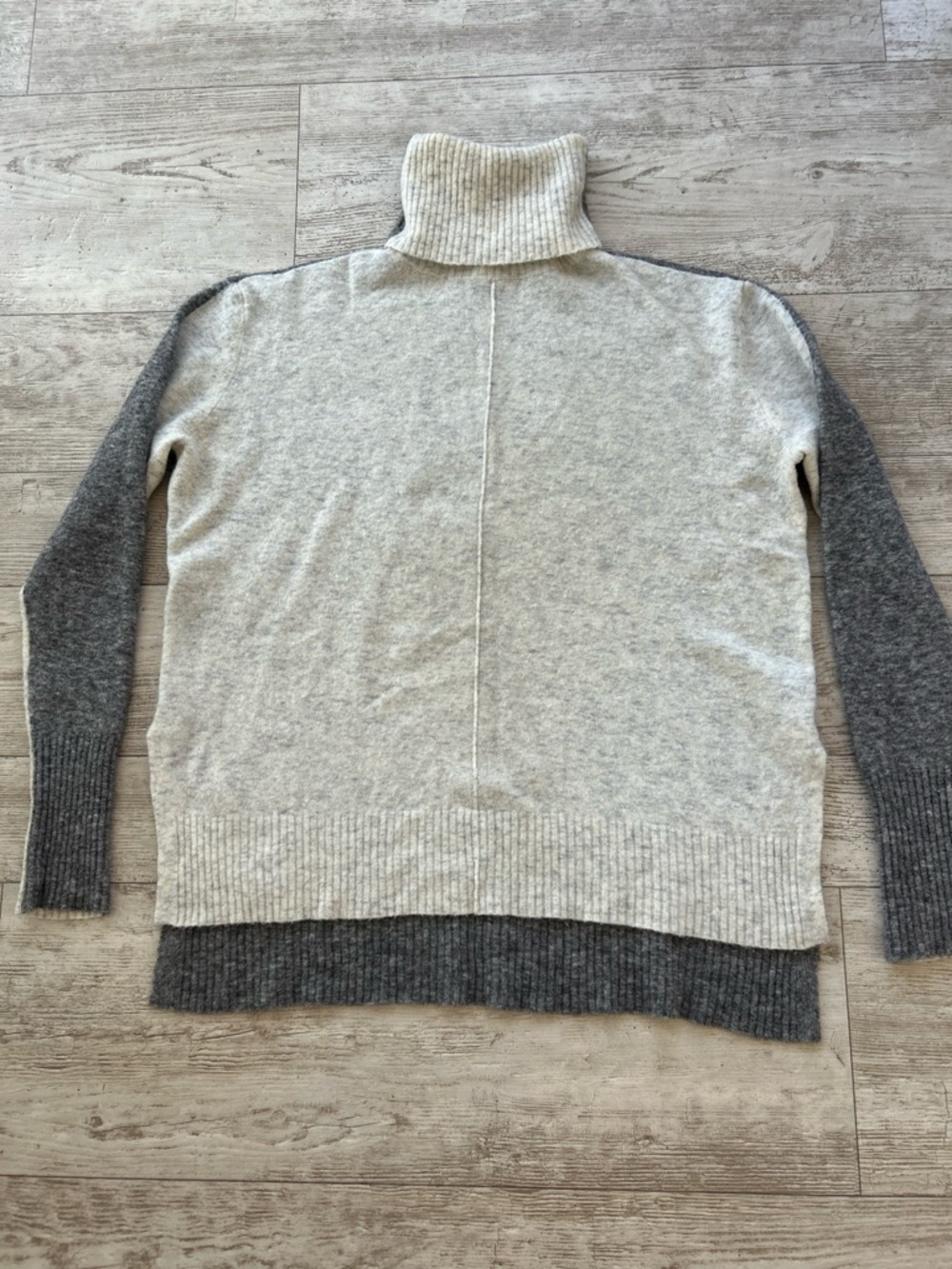 ATHLETA size S SWEATER
Transit Colorblock
Turtleneck Merino Wool
Cream/Grey